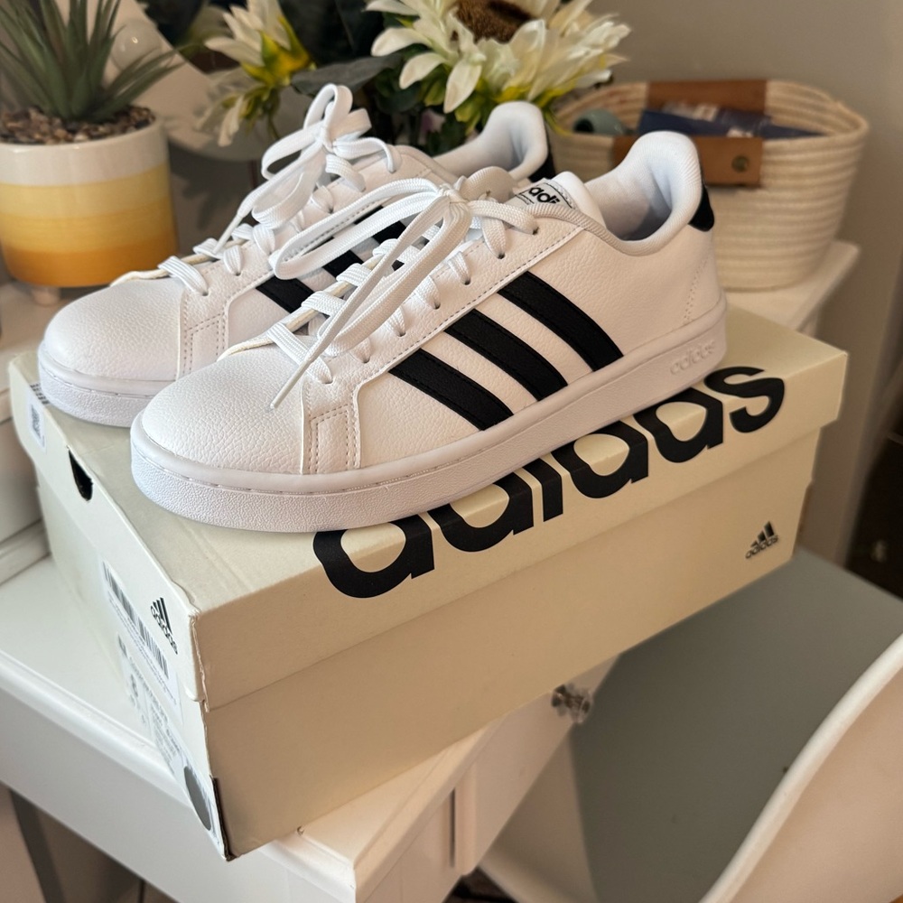 Adidas Women’s Cloudfoam Comfort White and Black Sneakers sz 8.5 New in Box